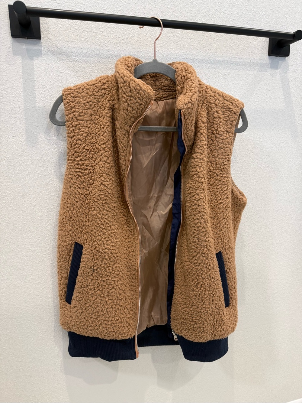 Sherpa Vest, camel with navy trim